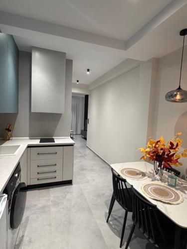 una cucina con un tavolo con sedie e un bancone di 7th floor Studio a Xánthi