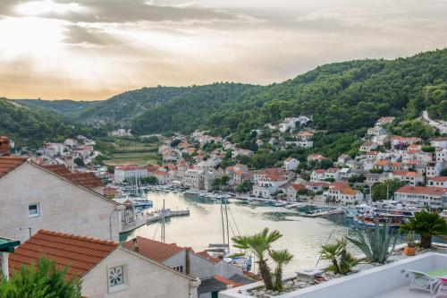 uitzicht op een stad met een rivier bij Rooms Blanc in Pučišća
