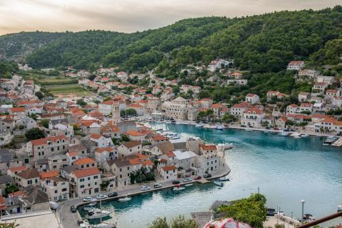 een luchtzicht op een stad naast een rivier bij Rooms Blanc in Pučišća