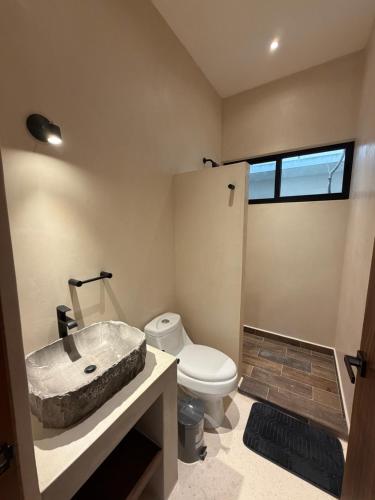 ein Badezimmer mit Waschbecken und Toilette in der Unterkunft Calakmul Tulum in Cedro