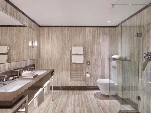 een badkamer met een wastafel, een toilet en een douche bij Fairmont St Andrews, Scotland in St Andrews