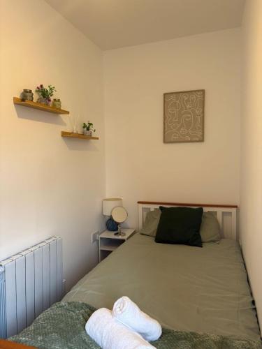 En eller flere senge i et værelse på Comfortable Modern House Long and Short Stays