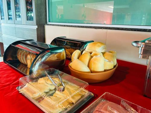 un tavolo con una ciotola di pane e una ciotola di pane di Pousada Oásis Tropical a Porto De Galinhas