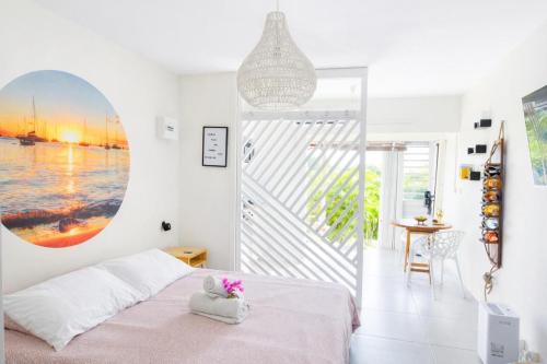 Ένα ή περισσότερα κρεβάτια σε δωμάτιο στο L Opacarophile Studio Marina du Gosier