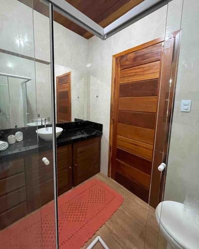een badkamer met douche, wastafel en toilet bij Casa da Praia in Paraty