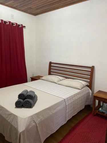 een slaapkamer met een bed met handdoeken erop bij Casa da Praia in Paraty