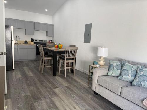 Η κουζίνα ή μικρή κουζίνα στο Crystal River Duplex Entire Apartment