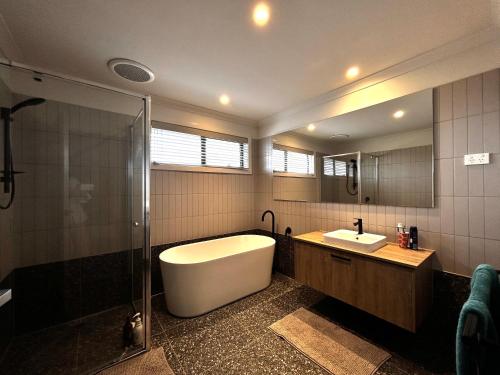 Et badeværelse på Premier Room I HERstay at Mambourin