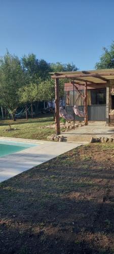 einen Park mit Pavillon und Spielplatz in der Unterkunft Lo de Nor - Refugio de Montaña in San Antonio de Arredondo