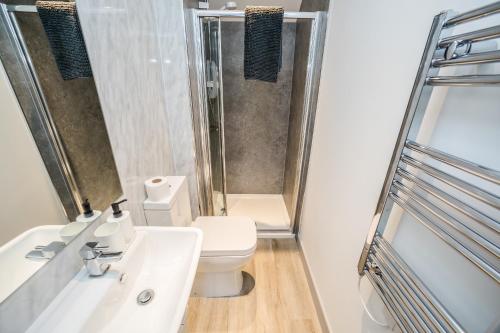 een badkamer met een toilet, een wastafel en een douche bij Essential Studio in the Heart of Huddersfield in Huddersfield