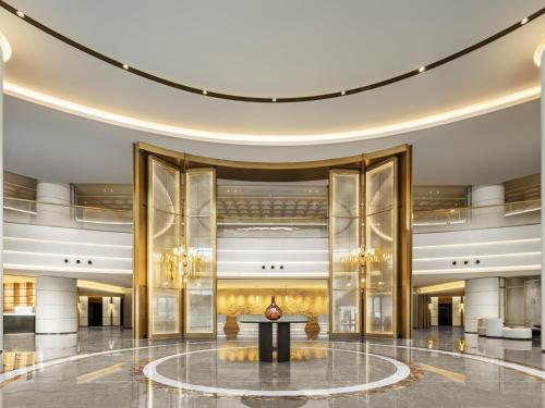 een weergave van de lobby van een hotel bij Swissotel Beijing Hong Kong Macau Center in Beijing