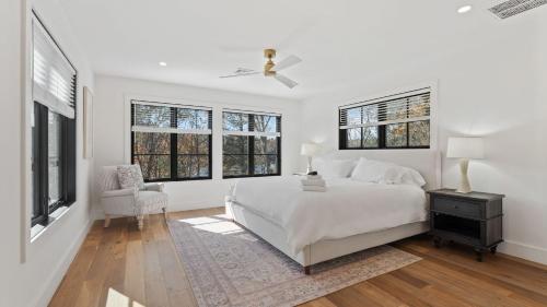 Postel nebo postele na pokoji v ubytování Forget-Me-Not by AvantStay Bold Lakefront Escape