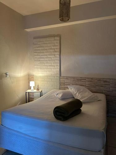 un letto con una luce blu sopra di esso di Pousada Rota do Parque a Penha