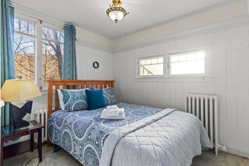 een slaapkamer met een bed met een blauw dekbed bij Midstream Premier 2BR Wi-Fi Parking in St. John's