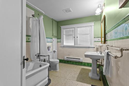 een badkamer met een bad, een wastafel en een toilet bij Midstream Premier 2BR Wi-Fi Parking in St. John's