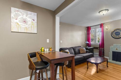 een woonkamer met een tafel en een bank bij Midstream Manor 1BR Parking WiFi in St. John's