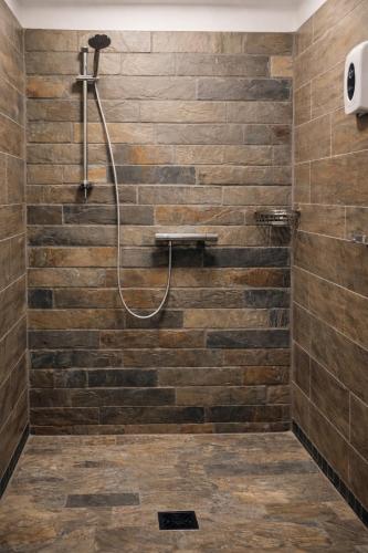 ein Badezimmer mit Dusche mit Holzfliesen in der Unterkunft Selfoss Hostel in Selfoss