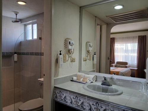 a bathroom with a sink and a mirror at Quality Inn Ciudad Obregon in Ciudad Obregón