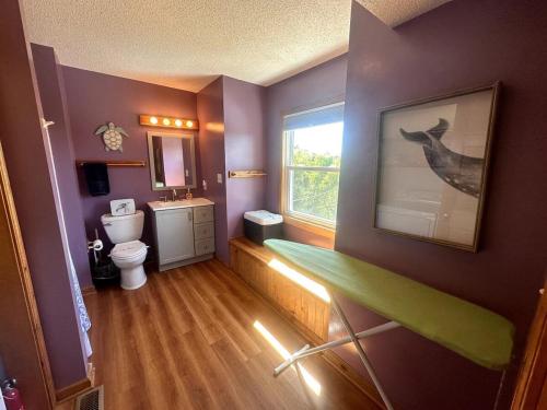 Et badeværelse på How You Dune - Dog-Friendly Semi-Oceanfront