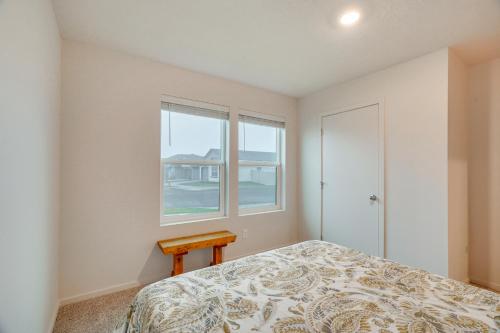 Postel nebo postele na pokoji v ubytování Walk to The Plains Golf Course Getaway in Cheney!