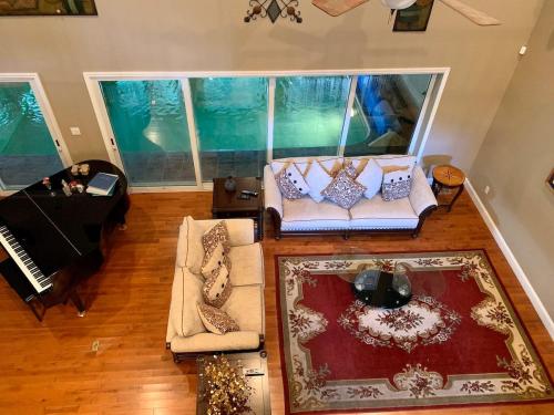 Ein Sitzbereich in der Unterkunft Splash in the Smokys !