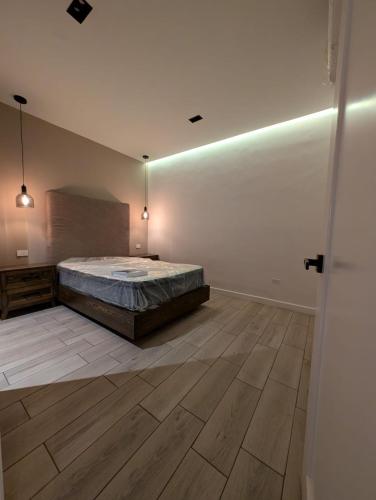 a bedroom with a bed and a wooden floor at Lina Élite Suites in Chihuahua
