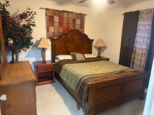 una camera da letto con un letto grande e due comodini di Vacation home a Melbourne