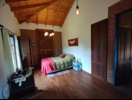 une chambre avec un lit et une télévision dans une pièce dans l'établissement Casa Quinta La Plata, à La Plata