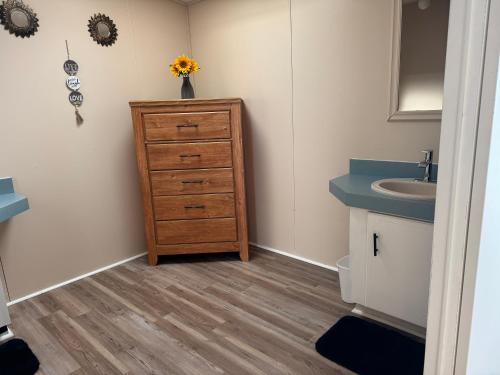 Et badeværelse på Whispering Willows home with Pool