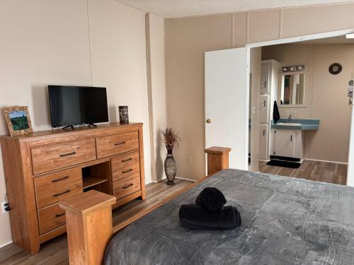 En eller flere senge i et værelse på Whispering Willows home with Pool