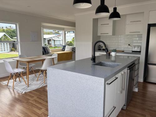 Køkken eller tekøkken på Wee Blue Bach at Waihi Beach