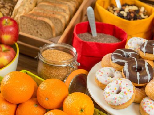 un tavolo apparecchiato con tanti tipi diversi di cibo di ibis Styles Albertville ad Albertville