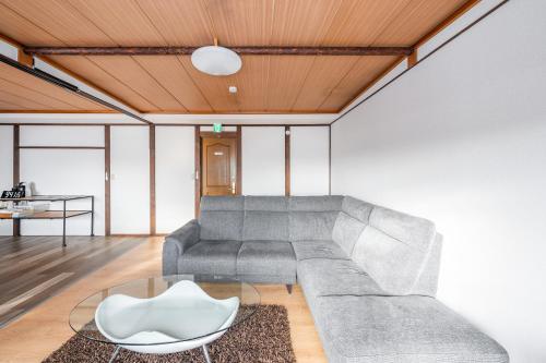 ein Wohnzimmer mit Sofa und Tisch in der Unterkunft King Deer in Higashikawa