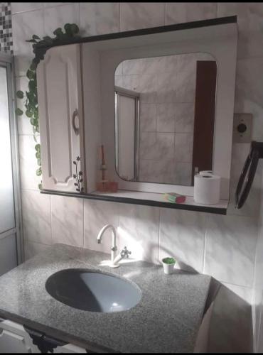 un bagno con lavandino e specchio di Hostel São Francisco 4 a Votorantim