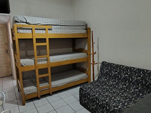 Giường trong phòng chung tại Kitnet em São Vicente