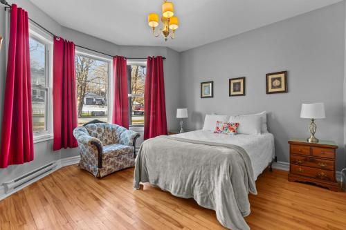 En eller flere senge i et værelse på Modern 2BR W&D Wi-Fi Parking