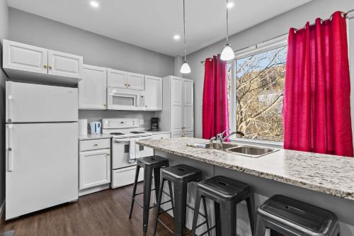 Køkken eller tekøkken på Modern 2BR W&D Wi-Fi Parking