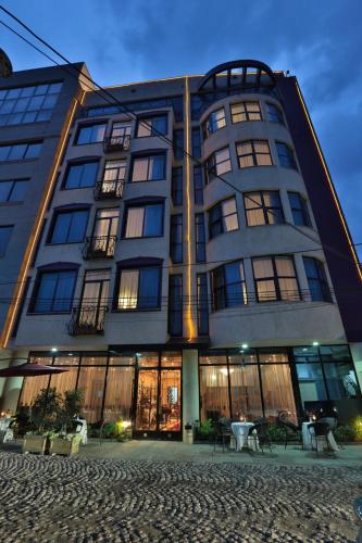 ein großes Gebäude mit vielen Fenstern in der Unterkunft The Residence Hotel in Addis Abeba