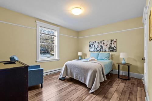 En eller flere senge i et værelse på Pet-Friendly 2BR Wi-Fi Parking