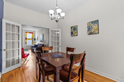 een eetkamer en woonkamer met een tafel en stoelen bij Charming 2BR Wi-Fi Off-Street Parking in St. John's