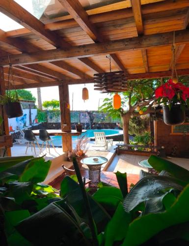 a living room with a patio with plants at Finca Lucía - Los Hervideros in Mácher
