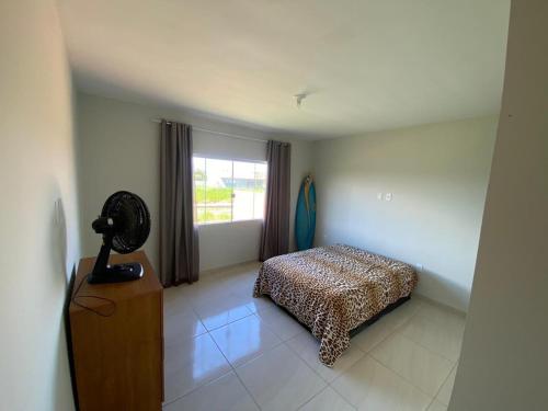 En eller flere senge i et værelse på Casa em Condominio São Pedro Aldeia