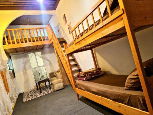 Habitación con 2 literas y escalera. en Cozy Nest, en Sale