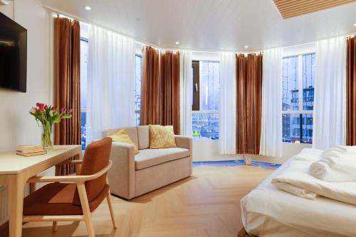 un soggiorno con divano e tavolo con scrivania di Polar Nook Hotel a Rovaniemi