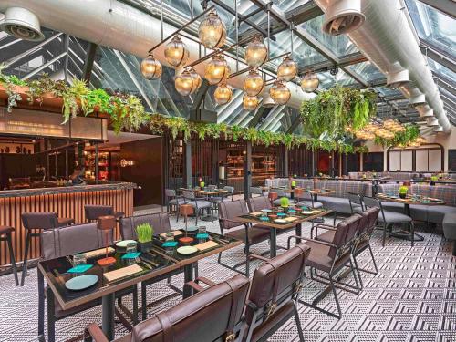 En restaurant eller et andet spisested på Pullman Singapore Orchard