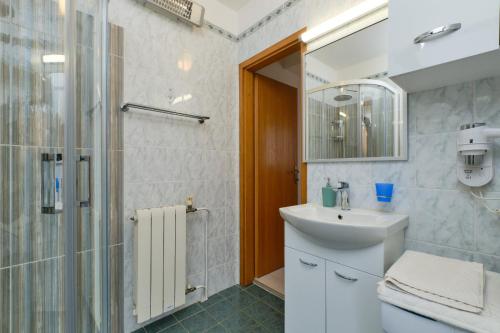 a bathroom with a toilet sink and a shower at Apartments with a parking space Mali Losinj (Losinj) - 376 in Mali Lošinj