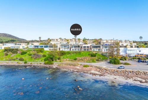 een hemelzicht op een resort met een bord bij The Bluff Villa 4-121 Franklin Pde Encounter Bay - Linen Included in Encounter Bay