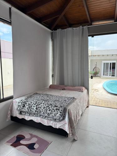 En eller flere senge i et værelse på Loft para casal que deseja privacidade