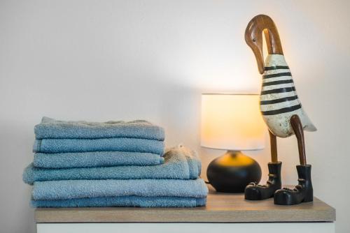 una pila di asciugamani su un tavolo accanto a una lampada di Magnífico Sol Paraíso ad Adeje