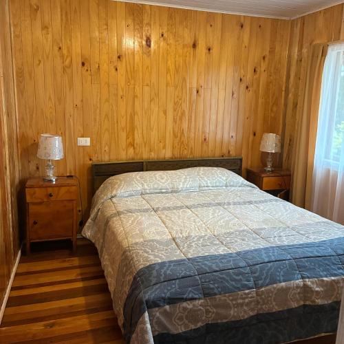 En eller flere senge i et værelse på Cabañas Lago Ranco